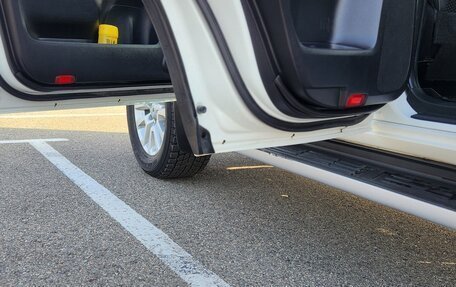 Toyota Land Cruiser Prado 150 рестайлинг 2, 2013 год, 3 699 000 рублей, 6 фотография