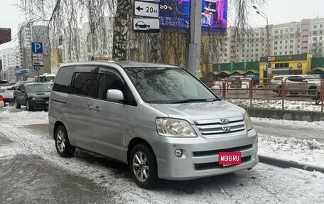 Toyota Noah III, 2002 год, 815 000 рублей, 2 фотография