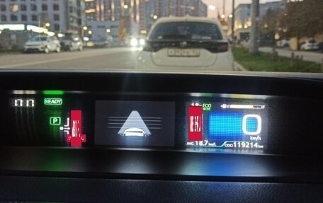 Toyota Prius IV XW50, 2016 год, 1 550 000 рублей, 7 фотография