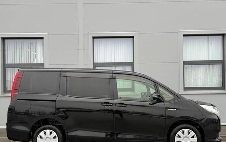 Toyota Noah III, 2015 год, 1 450 000 рублей, 4 фотография