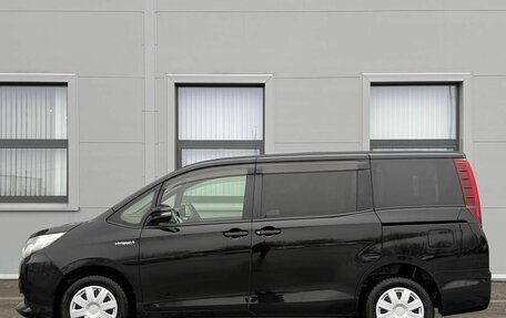 Toyota Noah III, 2015 год, 1 450 000 рублей, 8 фотография