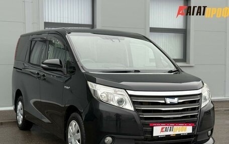 Toyota Noah III, 2015 год, 1 450 000 рублей, 3 фотография