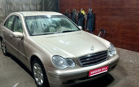 Mercedes-Benz C-Класс, 2004 год, 690 000 рублей, 1 фотография