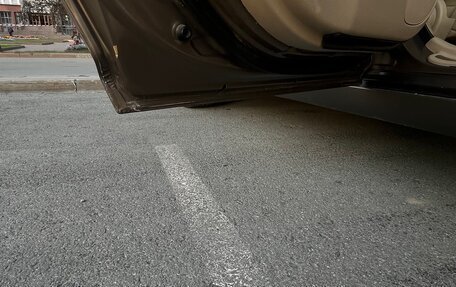 Toyota Avensis III рестайлинг, 2003 год, 700 000 рублей, 17 фотография