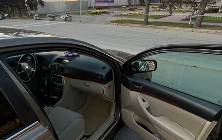 Toyota Avensis III рестайлинг, 2003 год, 700 000 рублей, 20 фотография