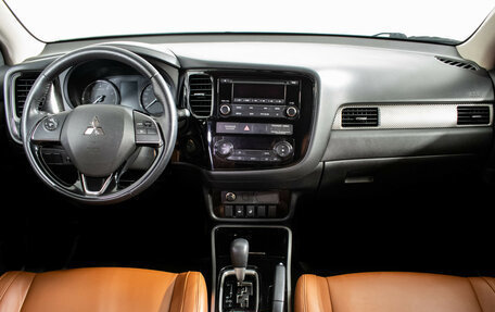 Mitsubishi Outlander III рестайлинг 3, 2018 год, 2 110 000 рублей, 11 фотография