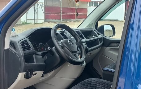 Volkswagen Caravelle T6 рестайлинг, 2016 год, 2 600 000 рублей, 1 фотография