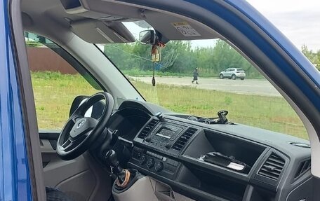 Volkswagen Caravelle T6 рестайлинг, 2016 год, 2 600 000 рублей, 2 фотография