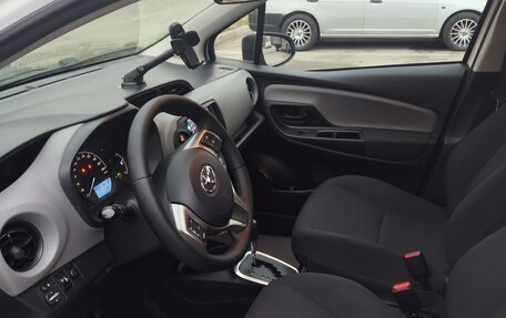 Toyota Yaris III рестайлинг, 2019 год, 1 600 000 рублей, 11 фотография