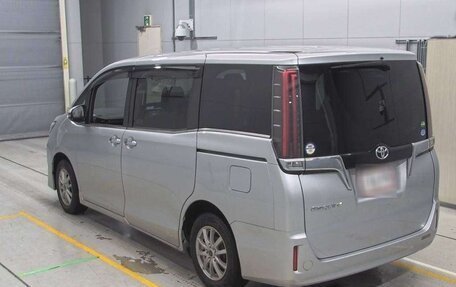 Toyota Esquire I, 2017 год, 1 940 000 рублей, 2 фотография