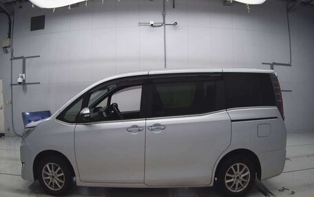 Toyota Esquire I, 2017 год, 1 940 000 рублей, 9 фотография