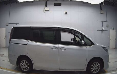 Toyota Esquire I, 2017 год, 1 940 000 рублей, 10 фотография