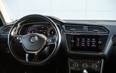 Volkswagen Tiguan II, 2018 год, 2 600 000 рублей, 26 фотография