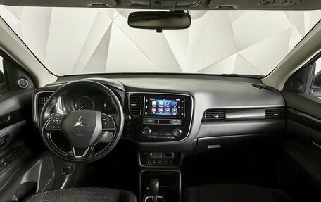 Mitsubishi Outlander III рестайлинг 3, 2018 год, 1 997 000 рублей, 14 фотография