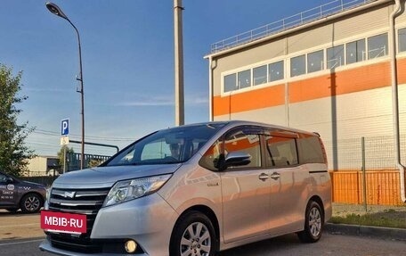 Toyota Noah III, 2015 год, 1 950 000 рублей, 2 фотография