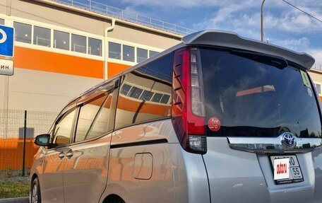 Toyota Noah III, 2015 год, 1 950 000 рублей, 5 фотография