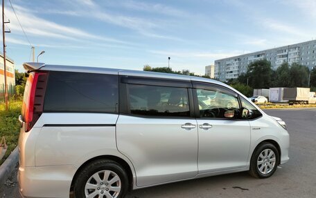 Toyota Noah III, 2015 год, 1 950 000 рублей, 14 фотография