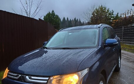 Mitsubishi Outlander III рестайлинг 3, 2013 год, 1 100 000 рублей, 3 фотография