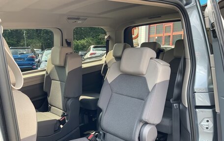 Volkswagen Multivan, 2021 год, 4 300 000 рублей, 11 фотография