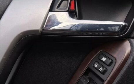 Toyota Land Cruiser Prado 150 рестайлинг 2, 2015 год, 3 600 000 рублей, 26 фотография