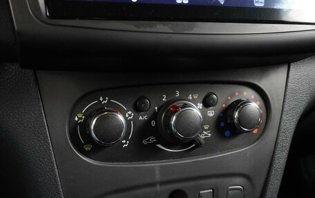 Renault Logan II, 2018 год, 750 000 рублей, 12 фотография