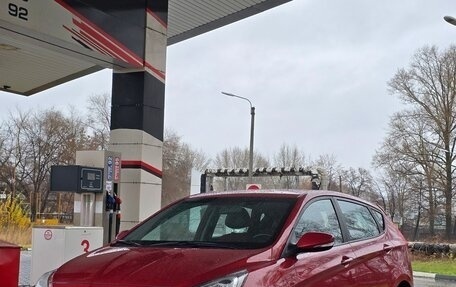 Hyundai Solaris II рестайлинг, 2011 год, 830 000 рублей, 2 фотография