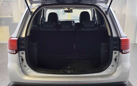 Mitsubishi Outlander III рестайлинг 3, 2019 год, 2 625 000 рублей, 10 фотография