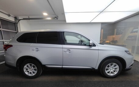 Mitsubishi Outlander III рестайлинг 3, 2019 год, 2 625 000 рублей, 4 фотография