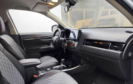 Mitsubishi Outlander III рестайлинг 3, 2019 год, 2 625 000 рублей, 11 фотография