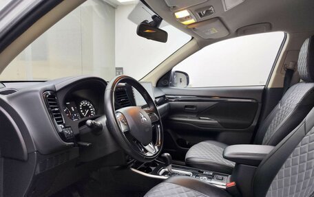 Mitsubishi Outlander III рестайлинг 3, 2019 год, 2 625 000 рублей, 16 фотография