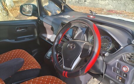 Toyota Voxy III, 2014 год, 1 900 000 рублей, 9 фотография