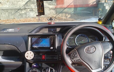 Toyota Voxy III, 2014 год, 1 900 000 рублей, 12 фотография