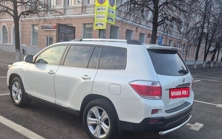Toyota Highlander III, 2011 год, 2 400 000 рублей, 4 фотография