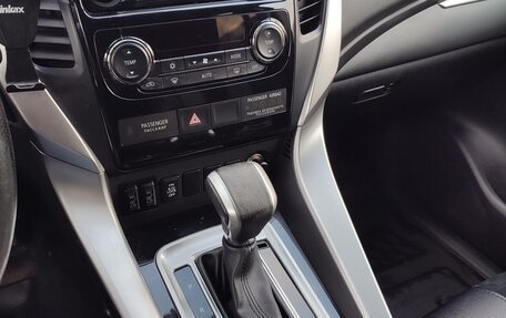 Mitsubishi Pajero Sport III рестайлинг, 2017 год, 2 550 000 рублей, 3 фотография