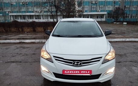 Hyundai Solaris II рестайлинг, 2015 год, 930 000 рублей, 2 фотография