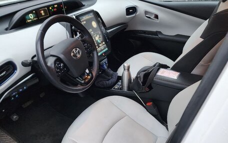 Toyota Prius IV XW50, 2020 год, 2 650 000 рублей, 1 фотография