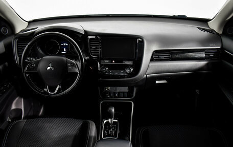 Mitsubishi Outlander III рестайлинг 3, 2018 год, 1 749 000 рублей, 14 фотография