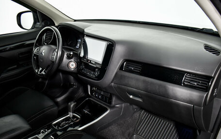 Mitsubishi Outlander III рестайлинг 3, 2018 год, 1 749 000 рублей, 13 фотография