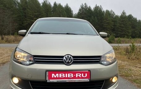 Volkswagen Polo VI (EU Market), 2011 год, 700 000 рублей, 2 фотография