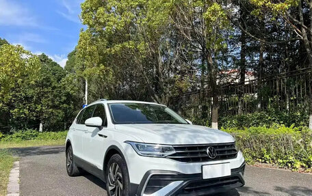 Volkswagen Tiguan II, 2023 год, 1 990 000 рублей, 3 фотография