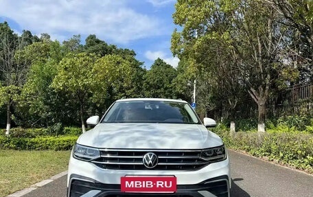 Volkswagen Tiguan II, 2023 год, 1 990 000 рублей, 2 фотография