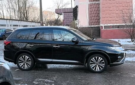 Mitsubishi Outlander III рестайлинг 3, 2021 год, 3 050 000 рублей, 1 фотография