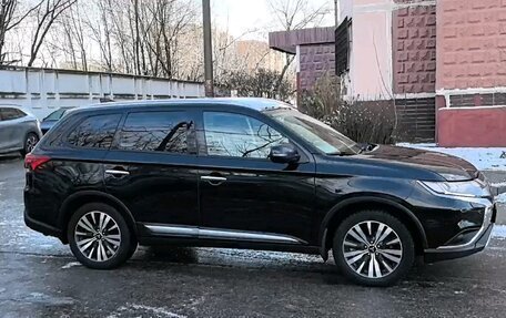 Mitsubishi Outlander III рестайлинг 3, 2021 год, 3 050 000 рублей, 2 фотография