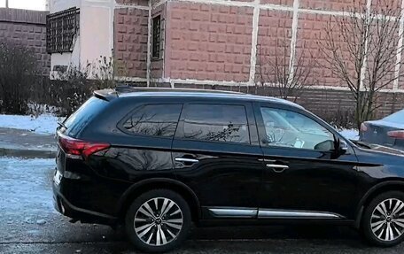 Mitsubishi Outlander III рестайлинг 3, 2021 год, 3 050 000 рублей, 7 фотография