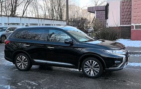 Mitsubishi Outlander III рестайлинг 3, 2021 год, 3 050 000 рублей, 8 фотография