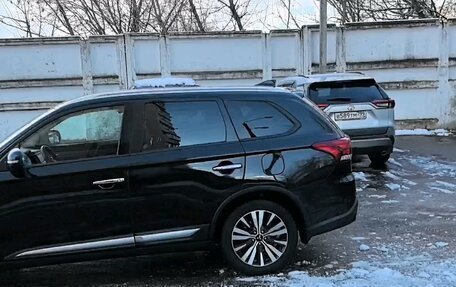 Mitsubishi Outlander III рестайлинг 3, 2021 год, 3 050 000 рублей, 4 фотография