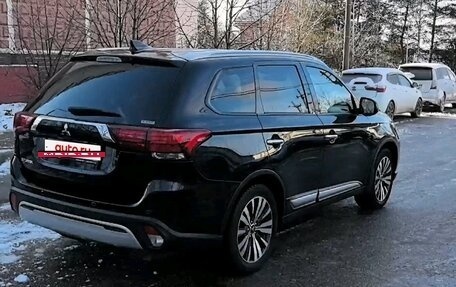 Mitsubishi Outlander III рестайлинг 3, 2021 год, 3 050 000 рублей, 6 фотография