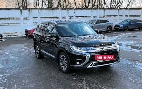 Mitsubishi Outlander III рестайлинг 3, 2021 год, 3 050 000 рублей, 3 фотография