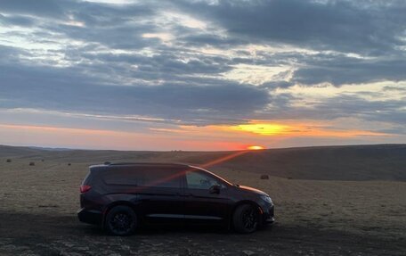 Chrysler Pacifica (RU), 2019 год, 5 500 000 рублей, 2 фотография