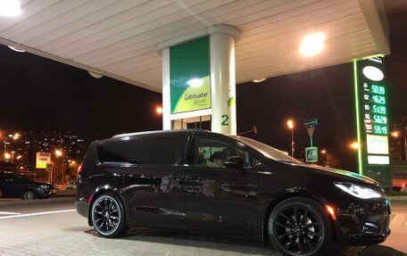 Chrysler Pacifica (RU), 2019 год, 5 500 000 рублей, 3 фотография